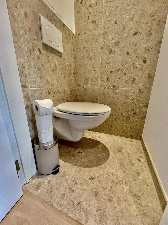 Oneluxstay Near Fashion District Антверпен Екстер'єр фото