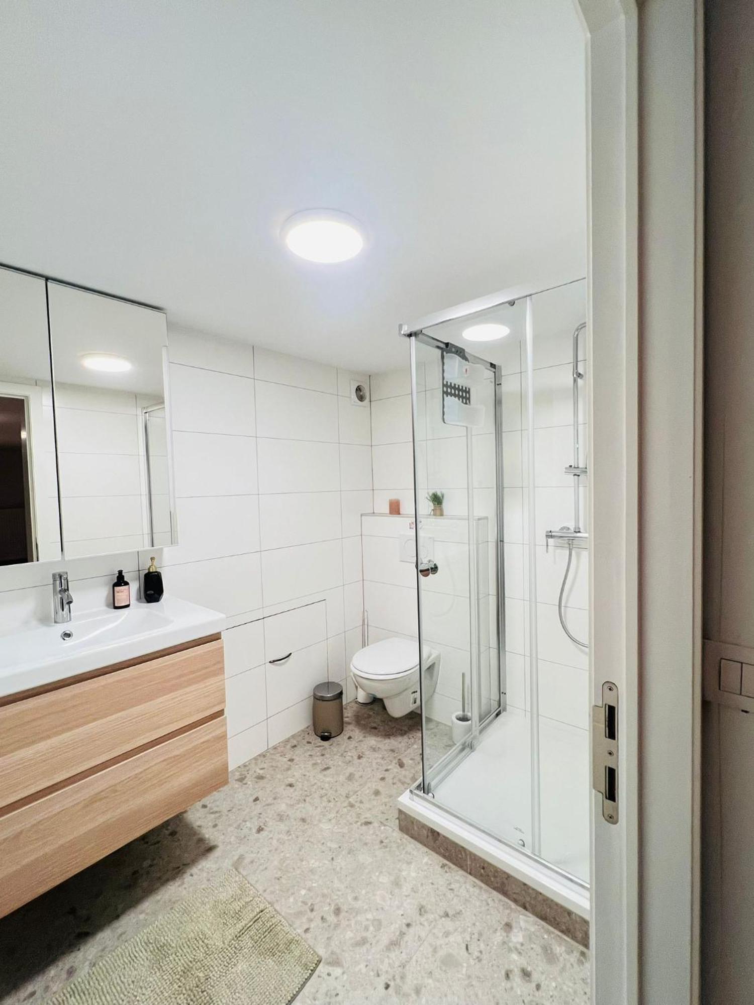 Oneluxstay Near Fashion District Антверпен Екстер'єр фото
