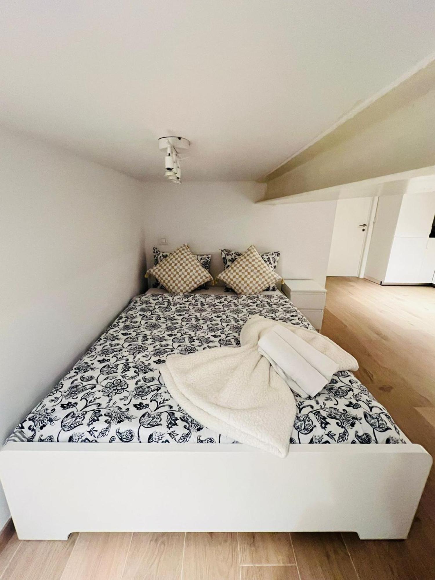 Oneluxstay Near Fashion District Антверпен Екстер'єр фото